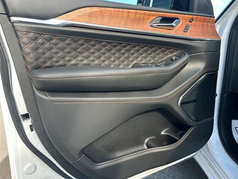 New 2025 Jeep Grand Cherokee Summit image 28