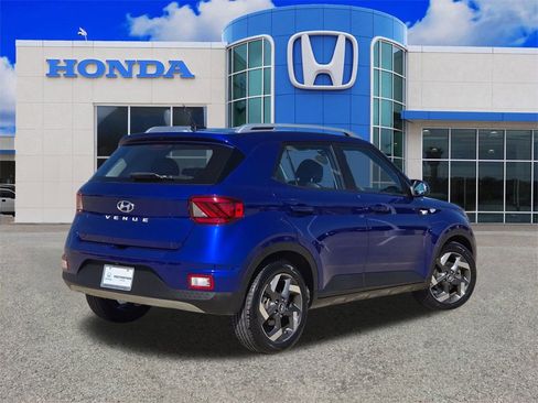 Used 2023 Hyundai Venue Limited image 3