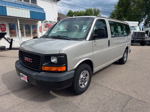 Used 2006 GMC Savana 1500 Passenger RWD image 2