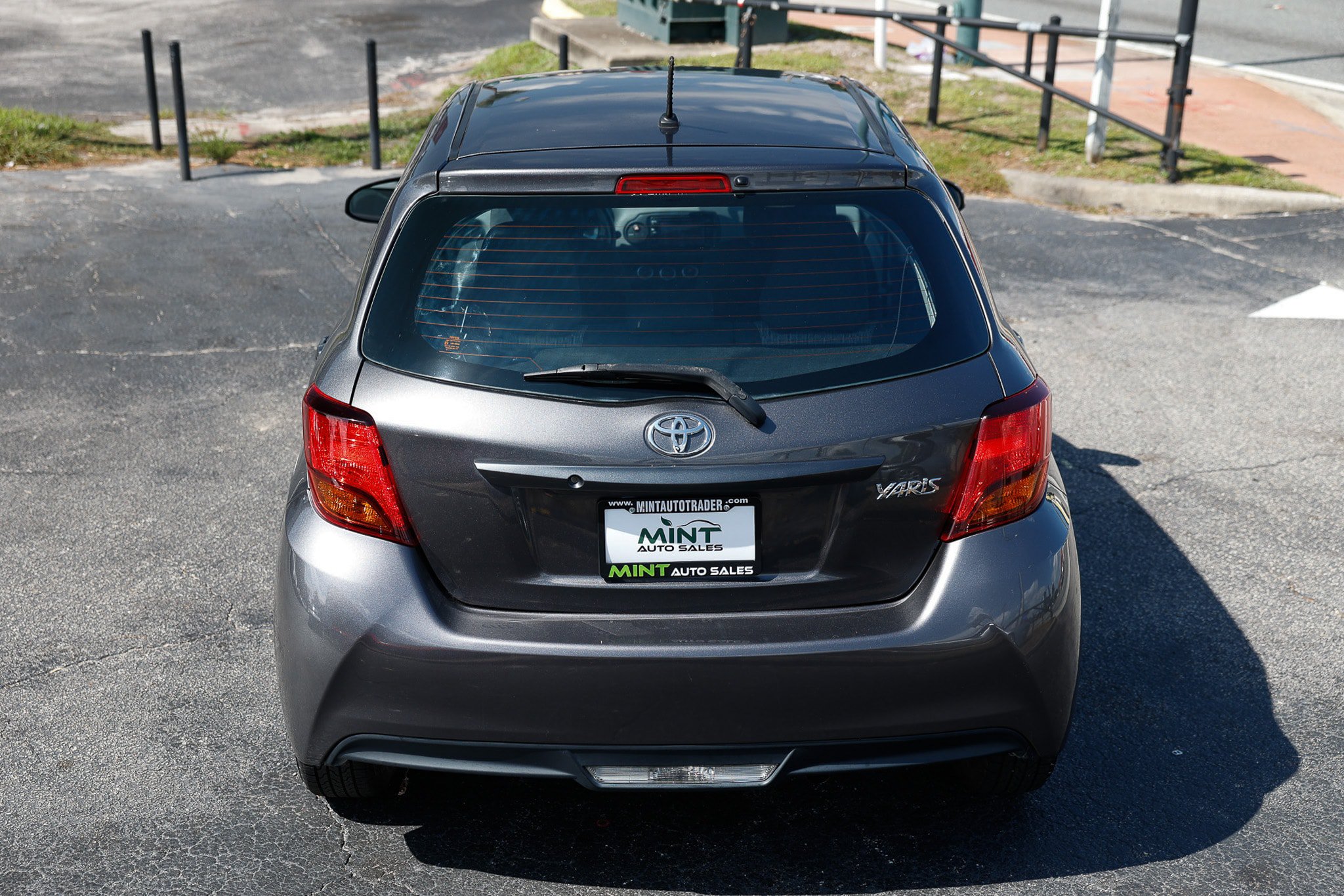 Used 2015 Toyota Yaris L FWD image 9