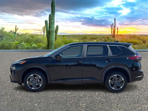 Used 2025 Nissan Rogue SV image 3