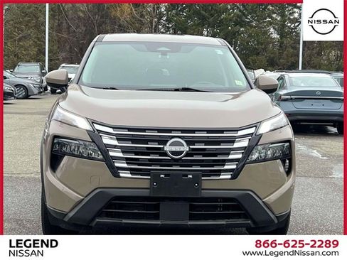 Used 2024 Nissan Rogue SV image 2