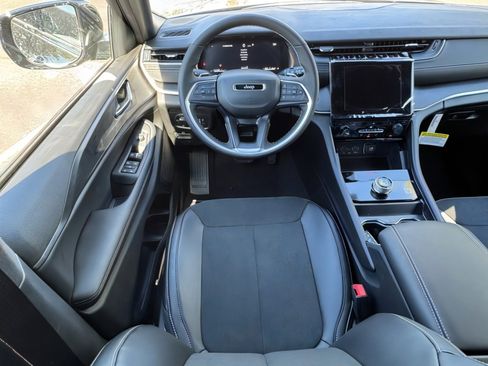 New 2025 Jeep Grand Cherokee Altitude image 14