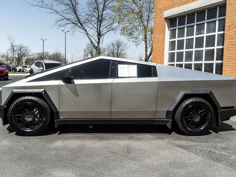 Used 2025 Tesla Cybertruck AWD Crew Cab image 40