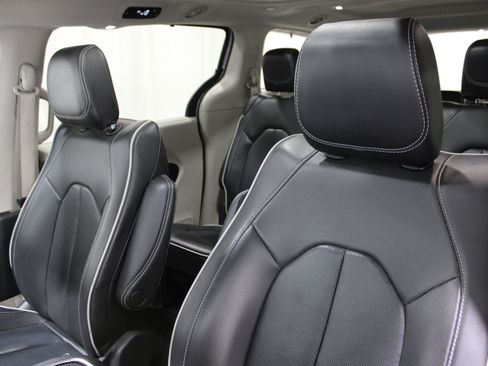 Used 2024 Chrysler Pacifica Limited image 5