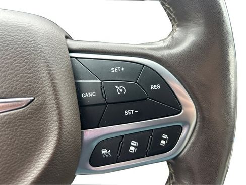 Used 2021 Chrysler Pacifica Touring-L image 38