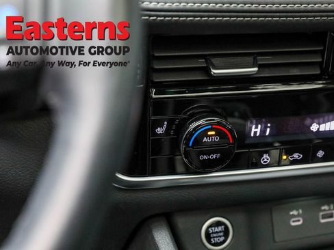 Used 2021 Nissan Rogue SV w/ Premium Package image 18