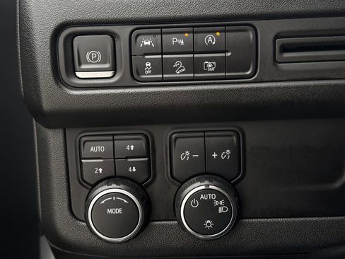 Used 2023 Chevrolet Tahoe Z71 w/ Luxury Package AWD/4WD image 22