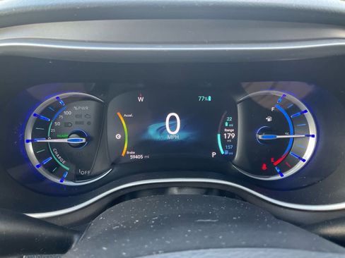 Used 2020 Chrysler Pacifica Touring w/ Cold Weather Group FWD image 13