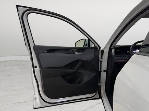 Used 2025 Volkswagen Tiguan SE AWD/4WD image 21