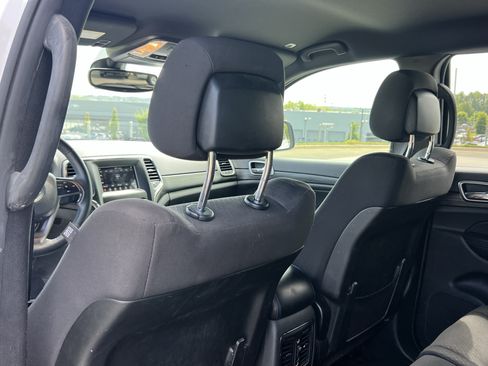 Used 2019 Jeep Grand Cherokee Laredo RWD image 32