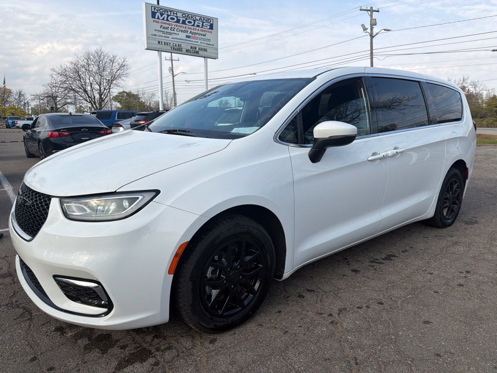 Used 2023 Chrysler Pacifica Touring FWD image 1