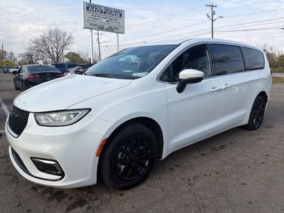 Used 2023 Chrysler Pacifica Touring