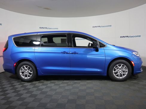 New 2026 Chrysler Pacifica Select image 4