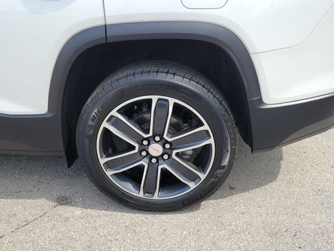 Used 2023 GMC Acadia SLT FWD image 27