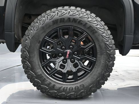 Used 2023 GMC Sierra 1500 AT4 w/ Technology Package AWD/4WD image 18
