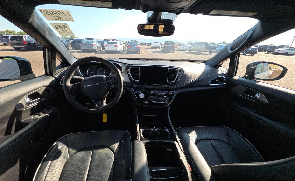 Used 2023 Chrysler Pacifica Limited w/ S Appearance Package FWD image 9