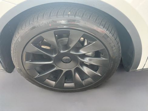 Used 2025 Tesla Model Y Long Range AWD/4WD image 32