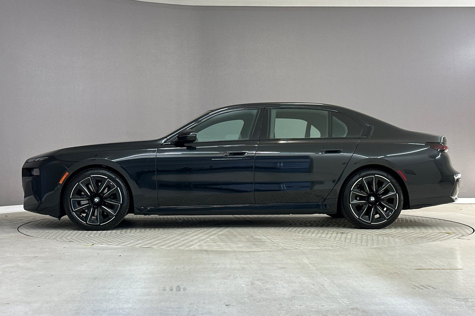 Used 2023 BMW 740i RWD image 2