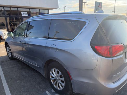 Used 2018 Chrysler Pacifica Touring-L image 5