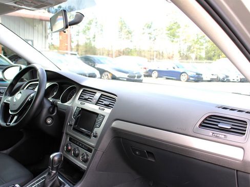 Used 2015 Volkswagen Golf TDI S image 17