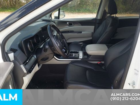 Used 2024 Kia Carnival LX image 6