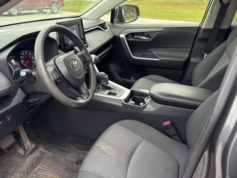 Used 2019 Toyota RAV4 XLE image 6