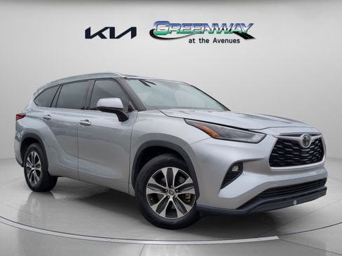 Used 2021 Toyota Highlander XLE FWD image 1