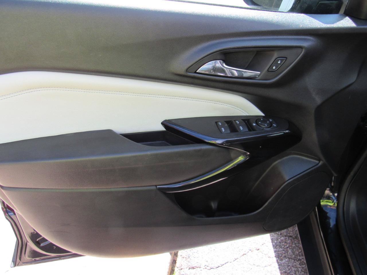 Used 2025 Chevrolet Trax LT FWD image 15