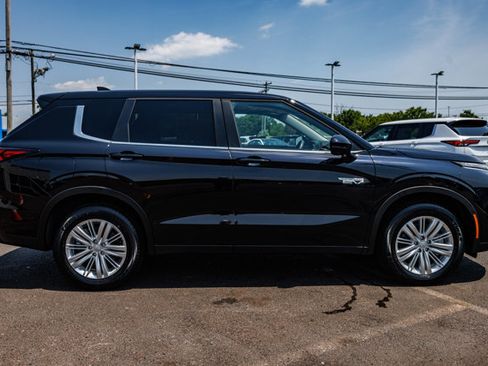 New 2025 Mitsubishi Outlander ES image 4