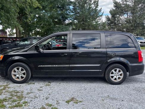 Used 2012 Chrysler Town & Country Touring w/ Entertainment Group #1 FWD image 8