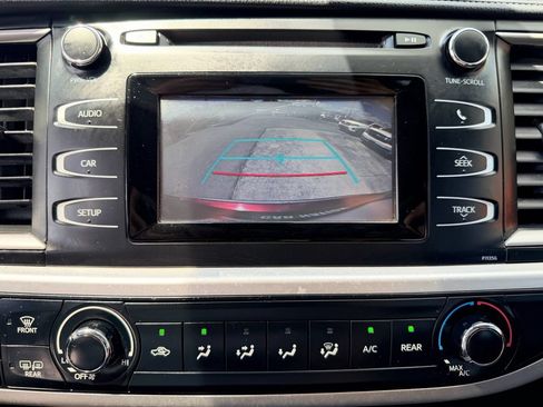 Used 2018 Toyota Highlander LE FWD image 21