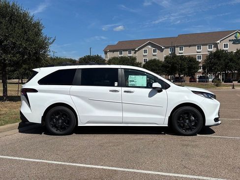 New 2026 Toyota Sienna XLE Woodland Edition AWD/4WD image 5