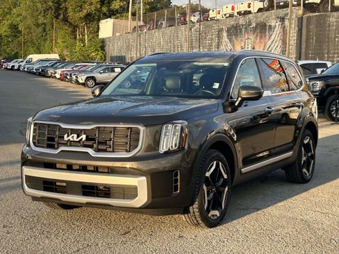 Used 2025 Kia Telluride S FWD image 3