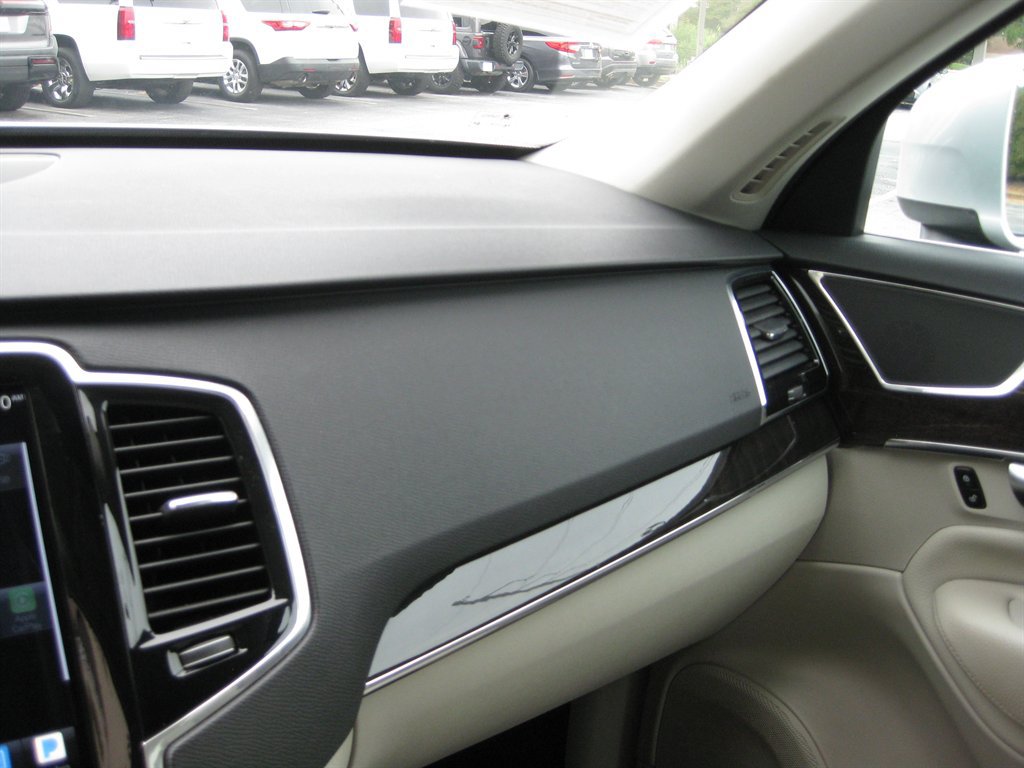 Used 2018 Volvo XC90 T6 Momentum w/ Convenience Package AWD/4WD image 18