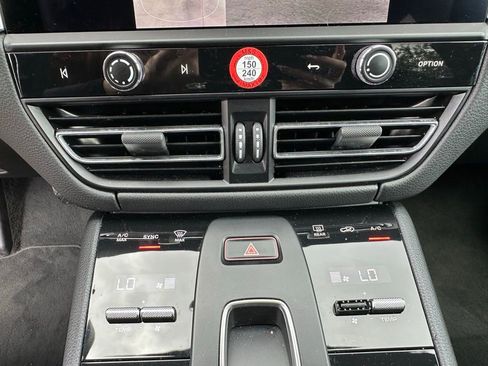 Certified 2024 Porsche Macan AWD/4WD image 26