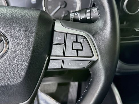 Used 2025 Toyota Highlander LE FWD image 15