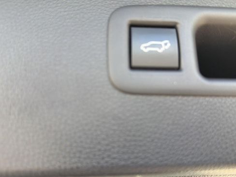 Used 2020 Toyota Highlander XLE FWD image 40