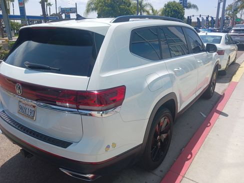 Used 2024 Volkswagen Atlas SE w/ Panoramic Sunroof Package FWD image 4