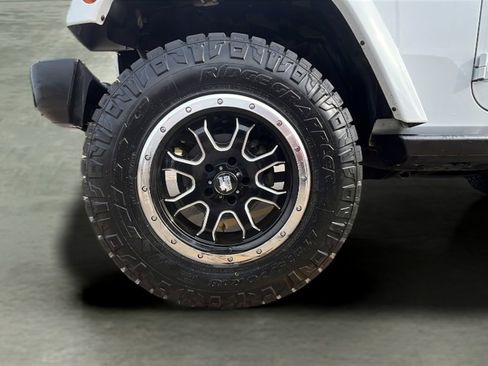 Used 2018 Jeep Wrangler Unlimited Sahara w/ Connectivity Group image 21