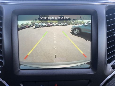 Used 2021 Jeep Cherokee Trailhawk AWD/4WD image 23