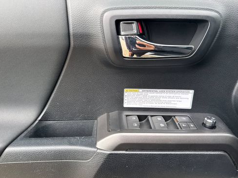 Used 2018 Toyota Tacoma TRD Off-Road w/ Technology Package image 12