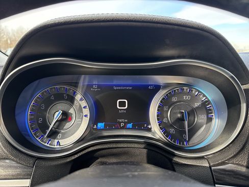 Used 2017 Chrysler 300 Limited image 20