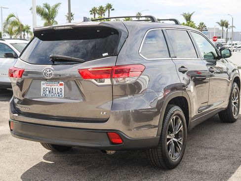 Used 2018 Toyota Highlander Plus FWD image 4