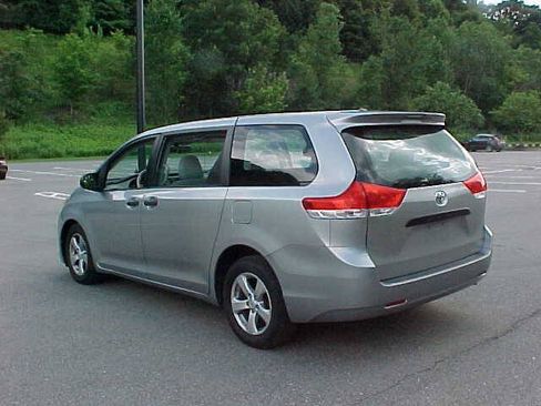 Used 2011 Toyota Sienna w/ Towing Pkg FWD image 12