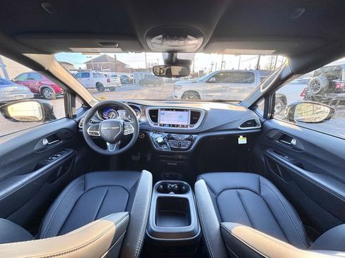 New 2026 Chrysler Pacifica Select image 11