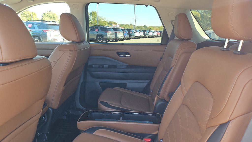 Certified 2025 Nissan Pathfinder Platinum AWD/4WD image 6