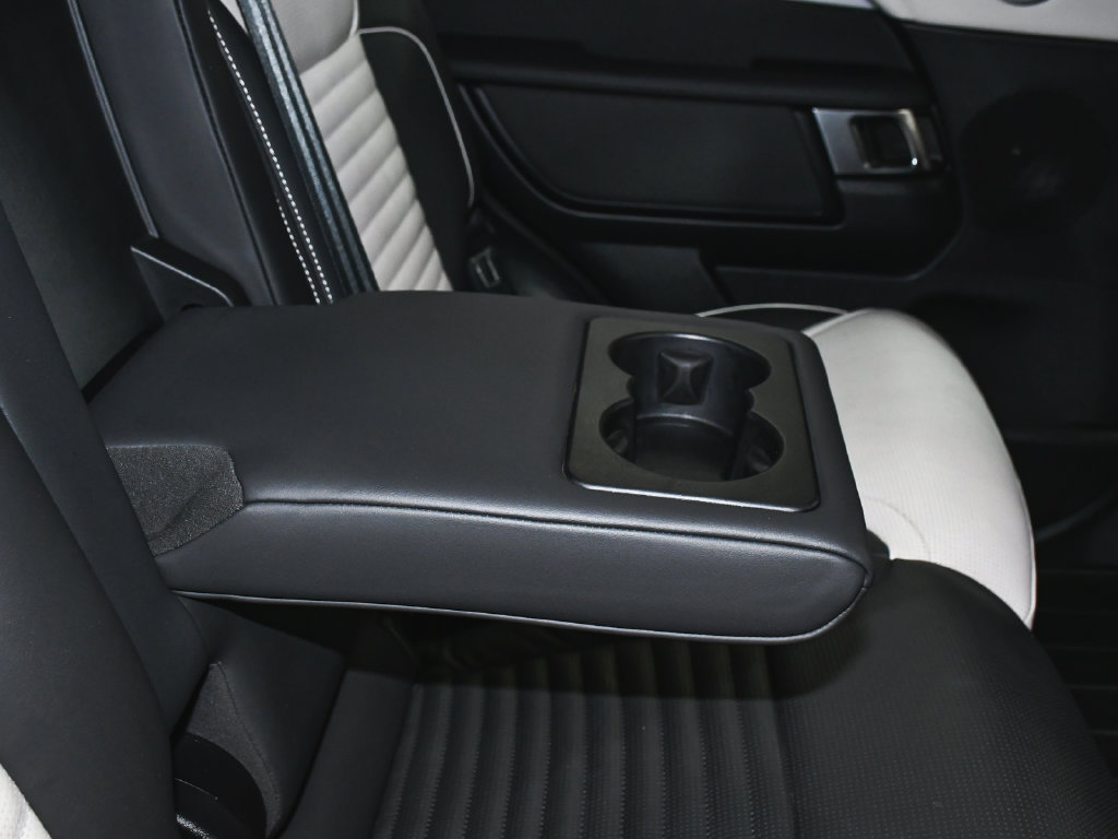 Used 2024 Land Rover Discovery Dynamic SE AWD/4WD image 53