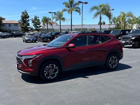 Used 2025 Chevrolet Trax LT w/ LT Convenience Package FWD image 8