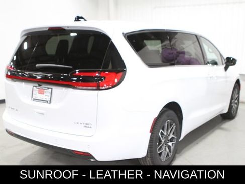 New 2027 Chrysler Pacifica Limited AWD/4WD image 33